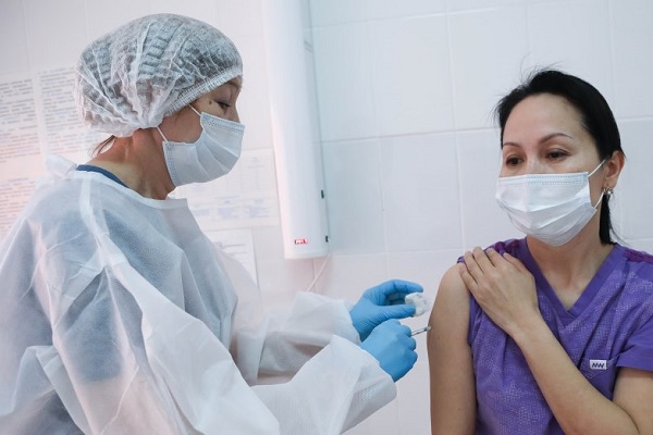 В Казахстане вводится обязательная вакцинация трудовых коллективов